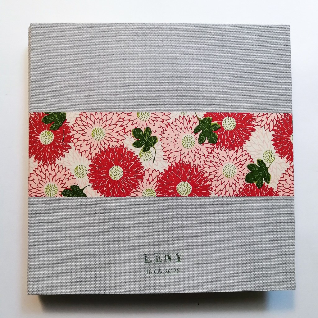 Álbum de recuerdos para despedida de soltera, forrado con lino y una franja de papel japonés.