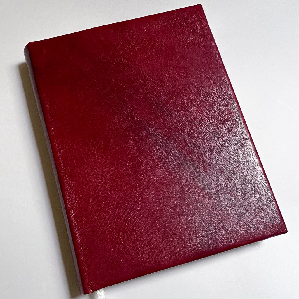 libreta con portadas en piel guinda, hecha a mano en Avalancha Bookbinding
