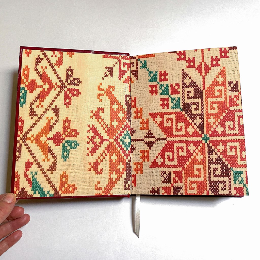 guardas con imagen de tejido impreso, libreta con portadas en piel guinda, hecha a mano en Avalancha Bookbinding