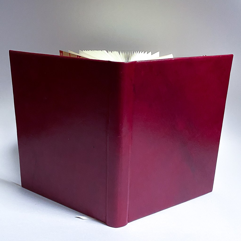 libreta con portadas en piel guinda, hecha a mano en Avalancha Bookbinding