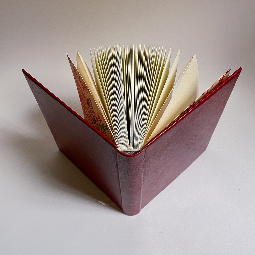 libreta con portadas en piel guinda, hecha a mano en Avalancha Bookbinding